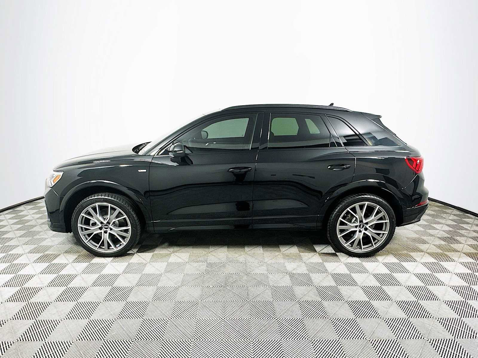 Certified 2025 Audi Q3 2.0T Premium Plus w/ Premium Plus Package AWD/4WD image 4