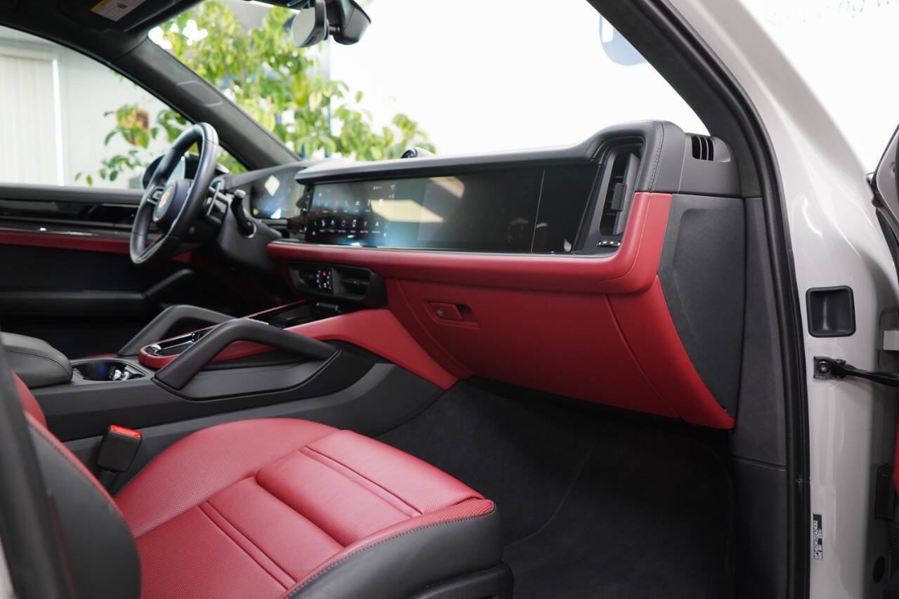 Used 2025 Porsche Cayenne GTS AWD/4WD image 63