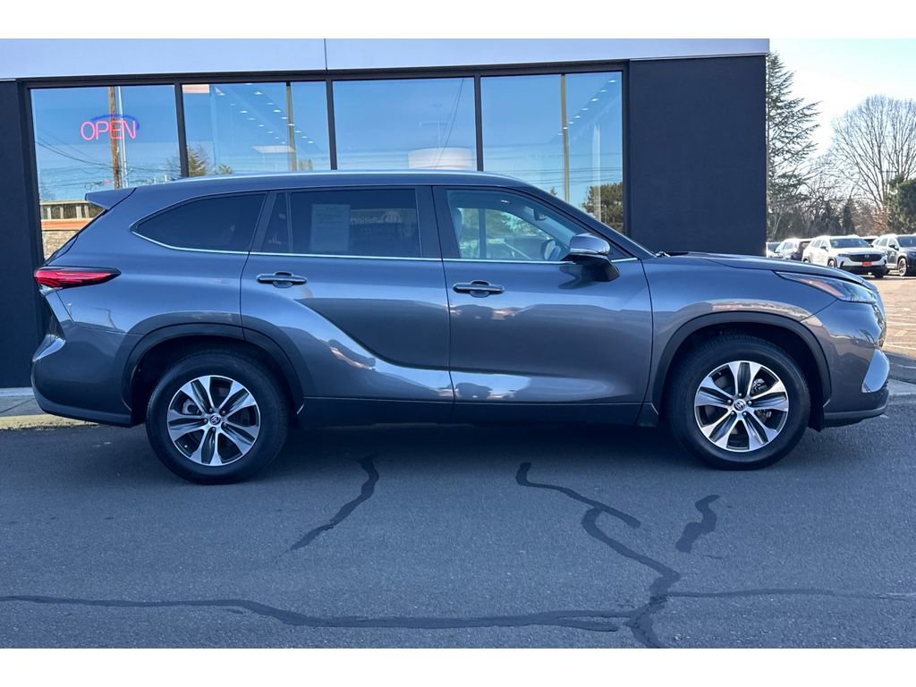 Used 2023 Toyota Highlander XLE image 3