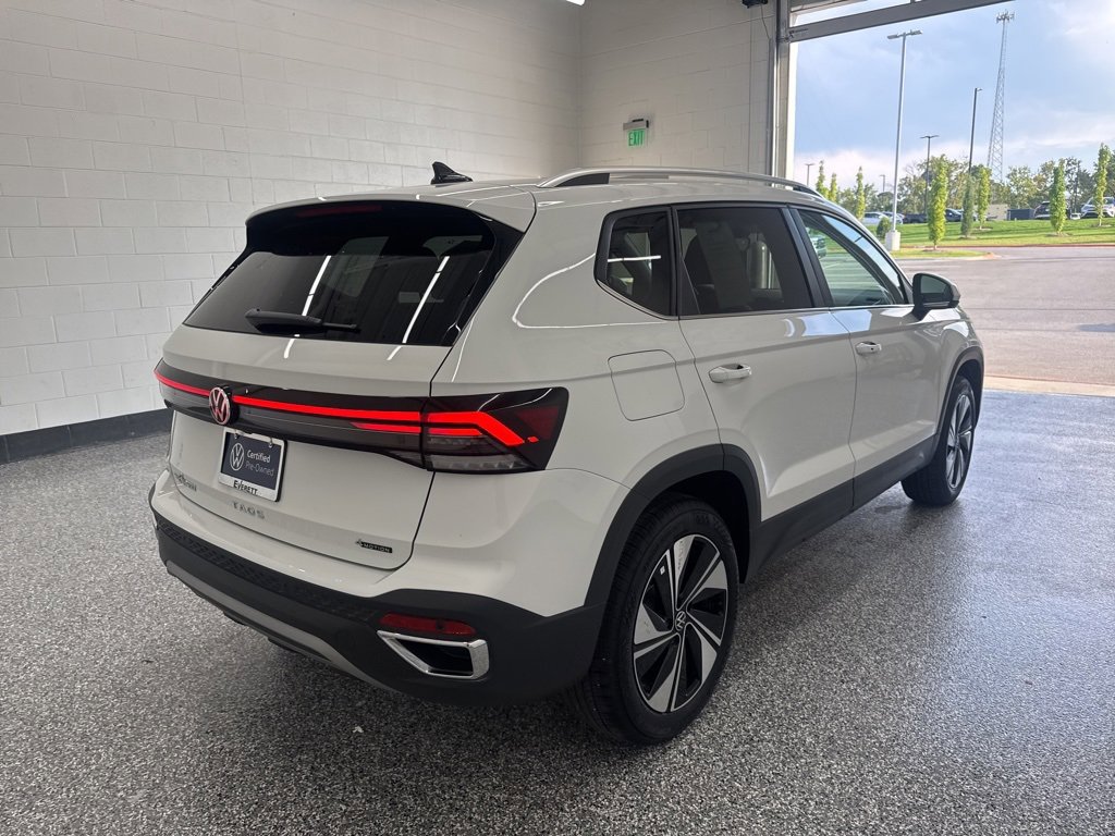 Certified 2025 Volkswagen Taos SE image 4
