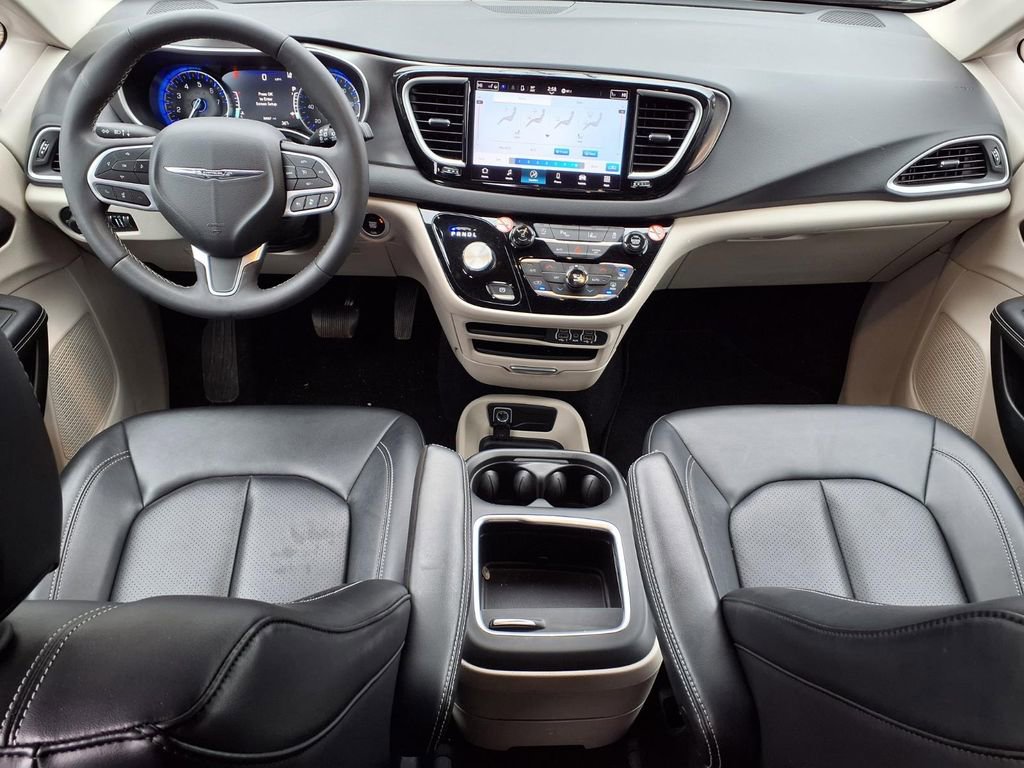 Used 2024 Chrysler Pacifica Touring-L image 13