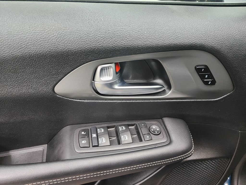 Used 2025 Chrysler Pacifica Select FWD image 10