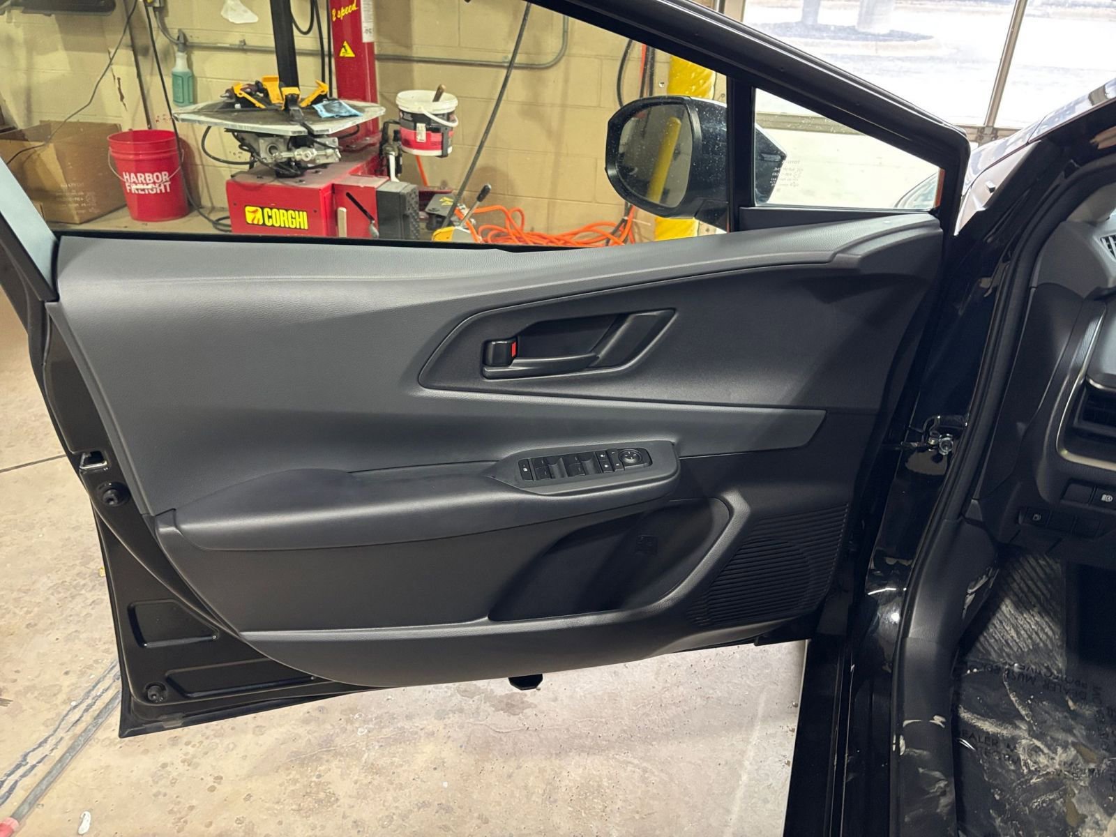 Used 2025 Toyota Prius LE image 20