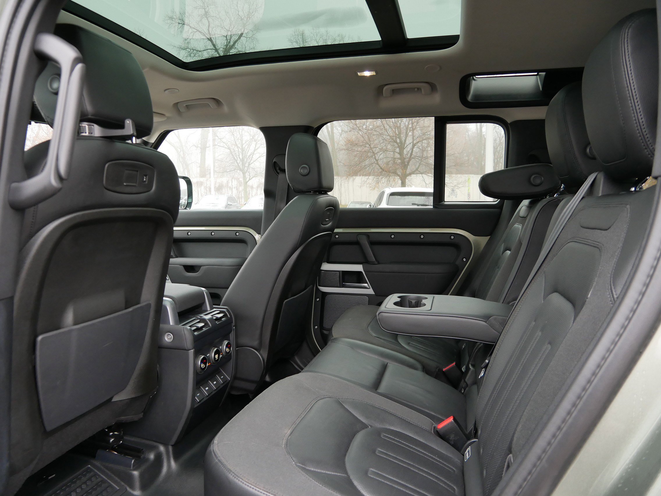 Used 2020 Land Rover Defender 110 SE image 15