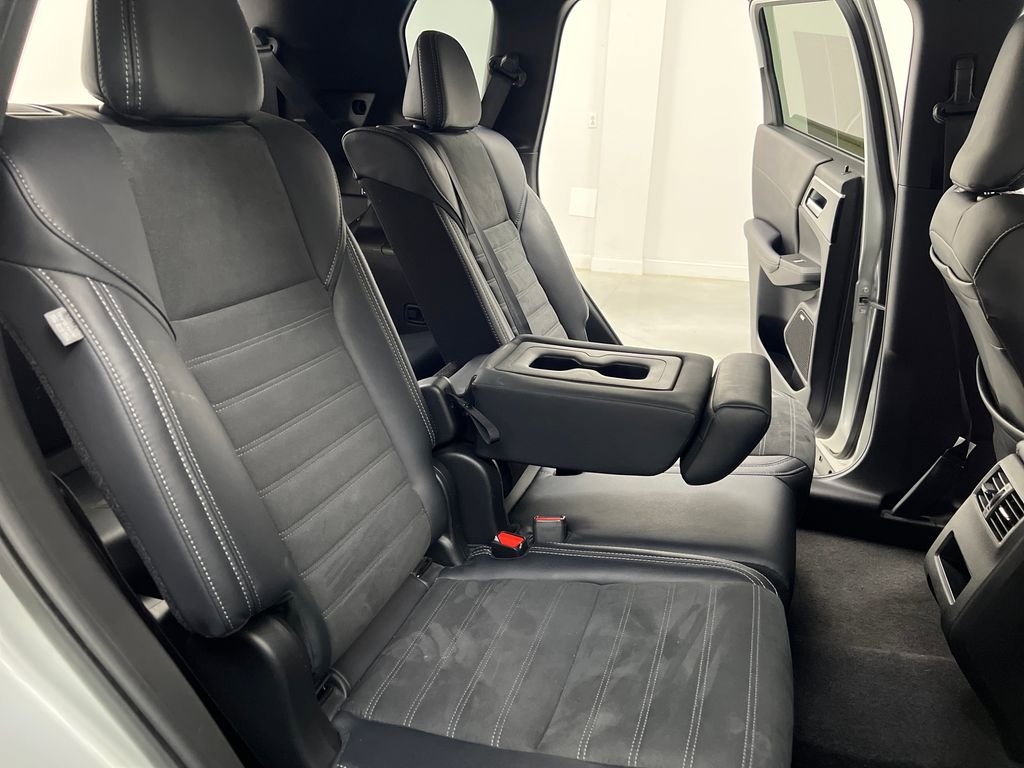 Used 2025 Mitsubishi Outlander SE image 18