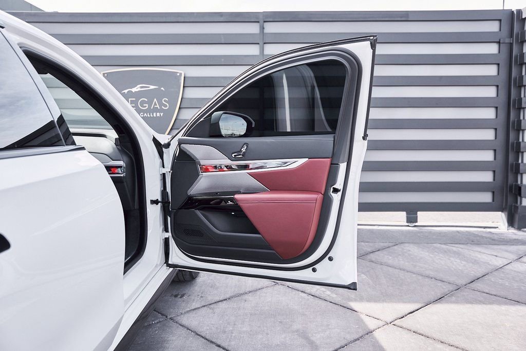 Used 2025 BMW 760i xDrive w/ Premium Package image 23