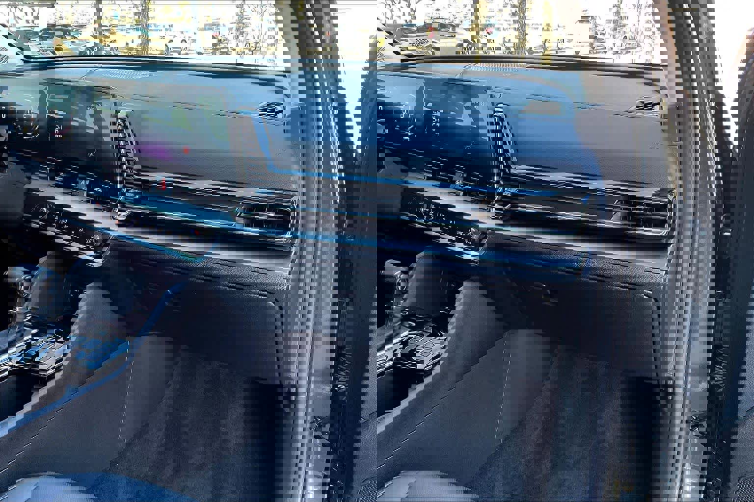 Used 2025 Kia Sportage EX image 17