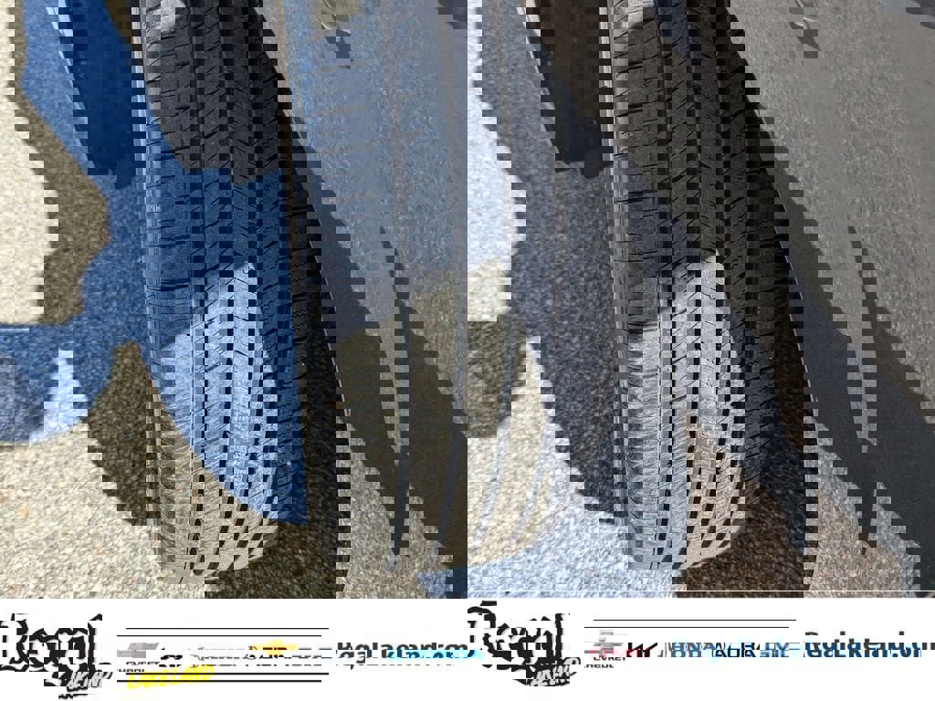 Used 2023 Kia Carnival EX image 34