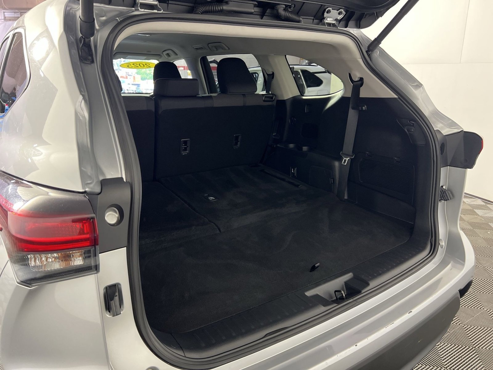 Used 2025 Toyota Highlander LE FWD image 27