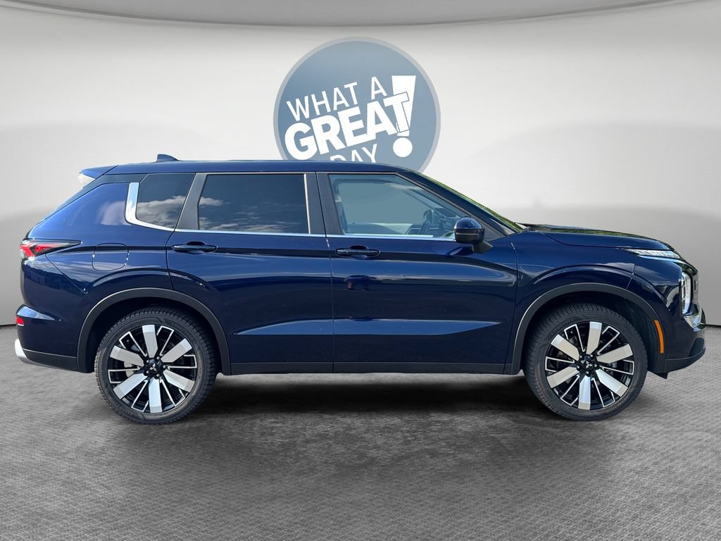 Used 2025 Mitsubishi Outlander AWD image 2