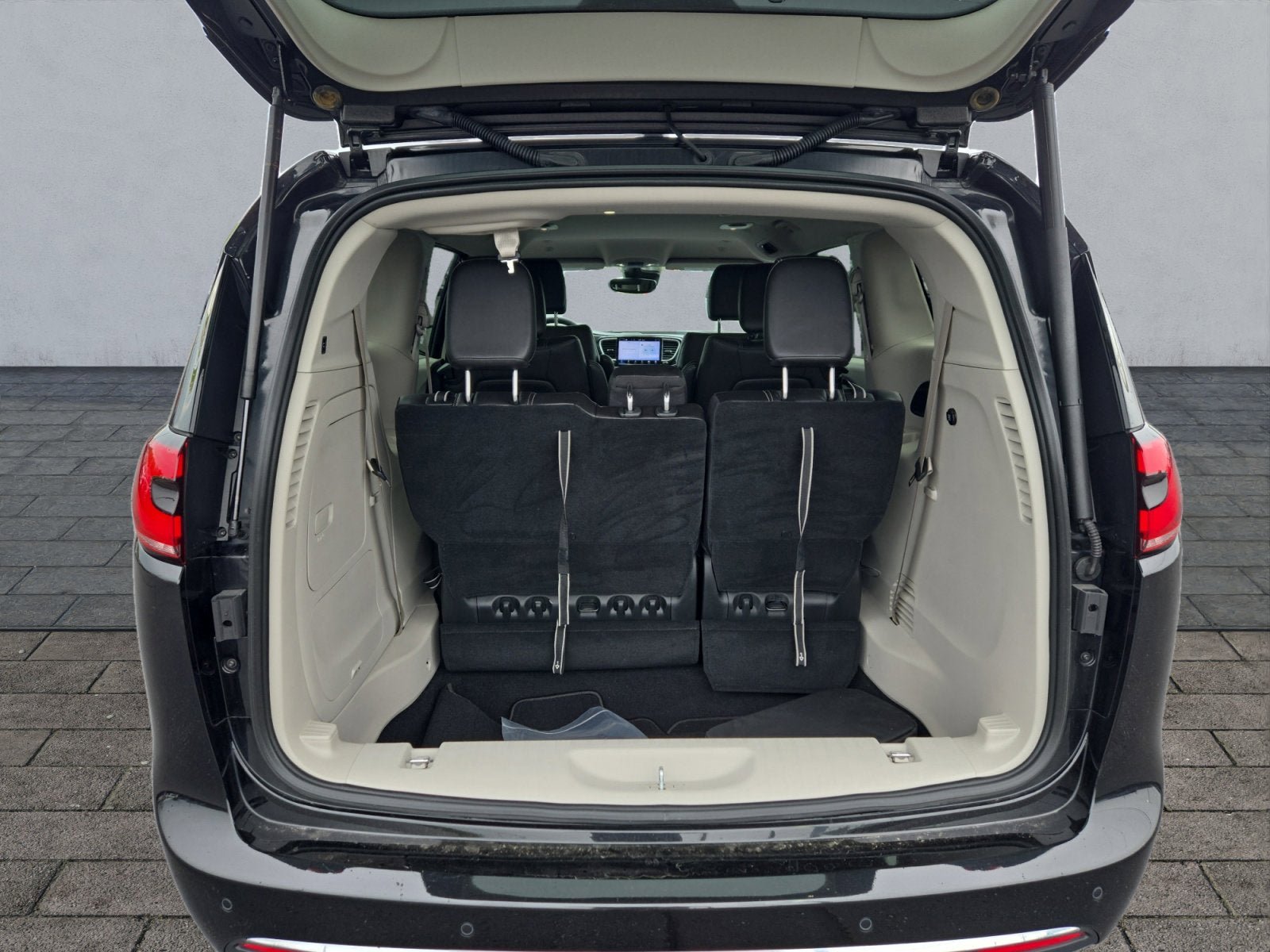 Used 2023 Chrysler Pacifica Touring-L FWD image 24