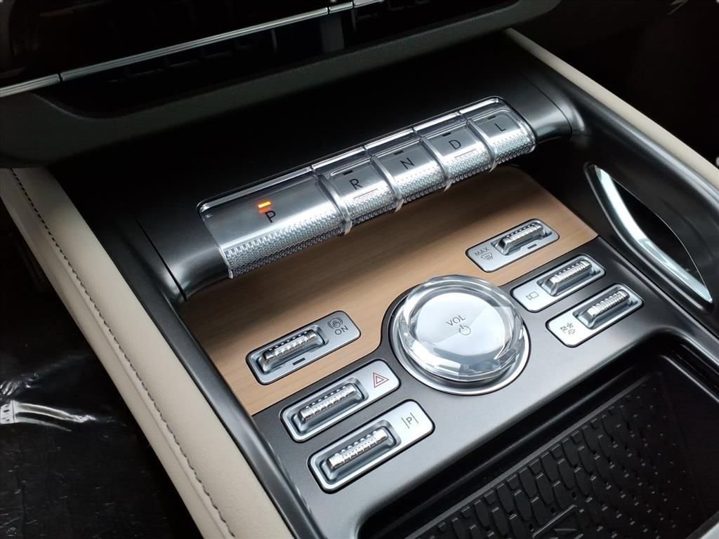 New 2025 Lincoln Nautilus Reserve w/ Jet Appearance Package AWD/4WD image 22