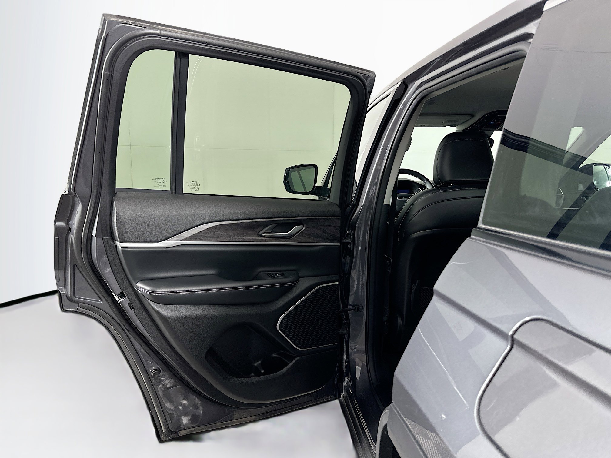 Used 2022 Jeep Grand Cherokee Limited image 25