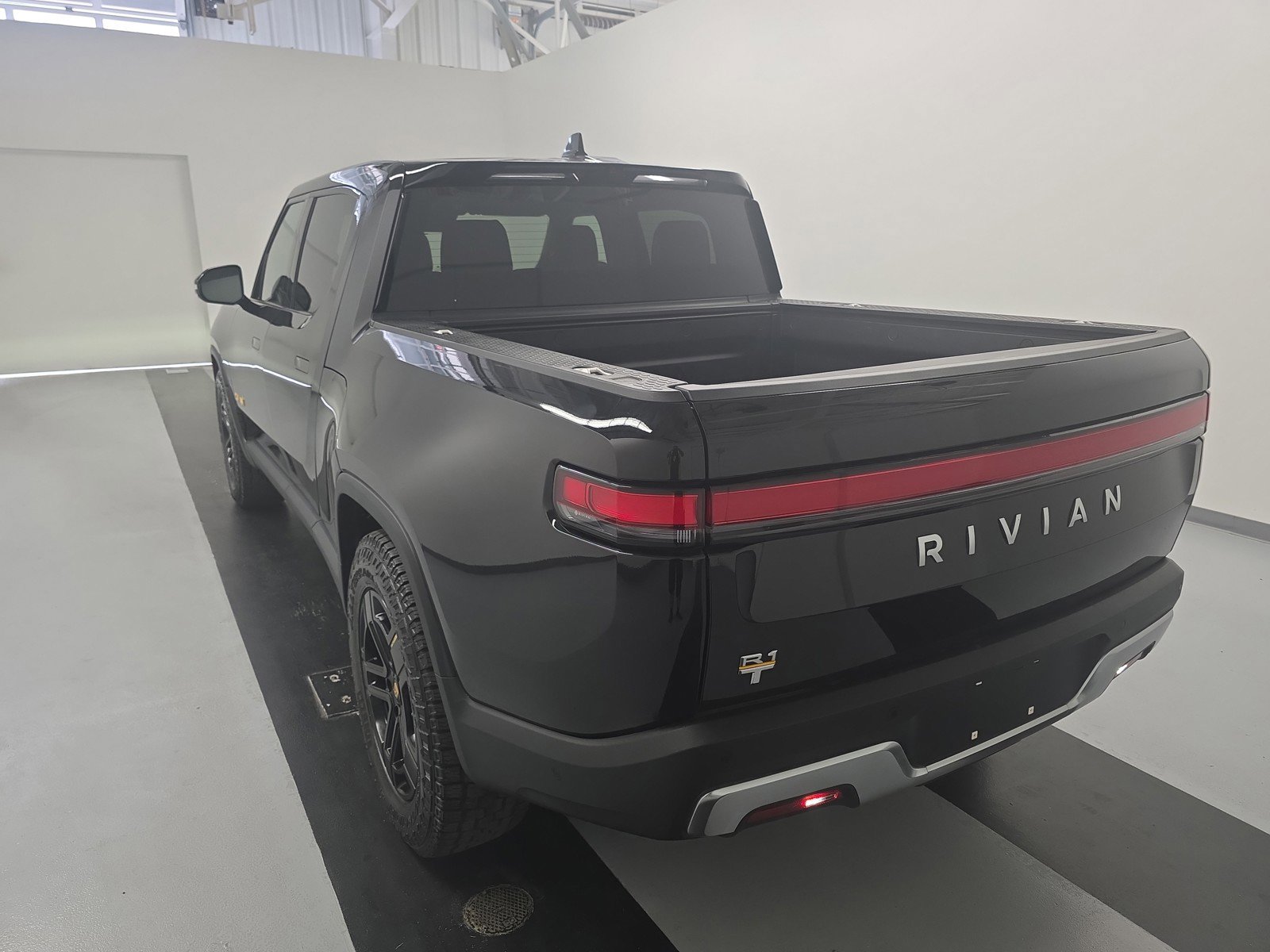 Used 2023 Rivian R1T Adventure AWD/4WD image 3