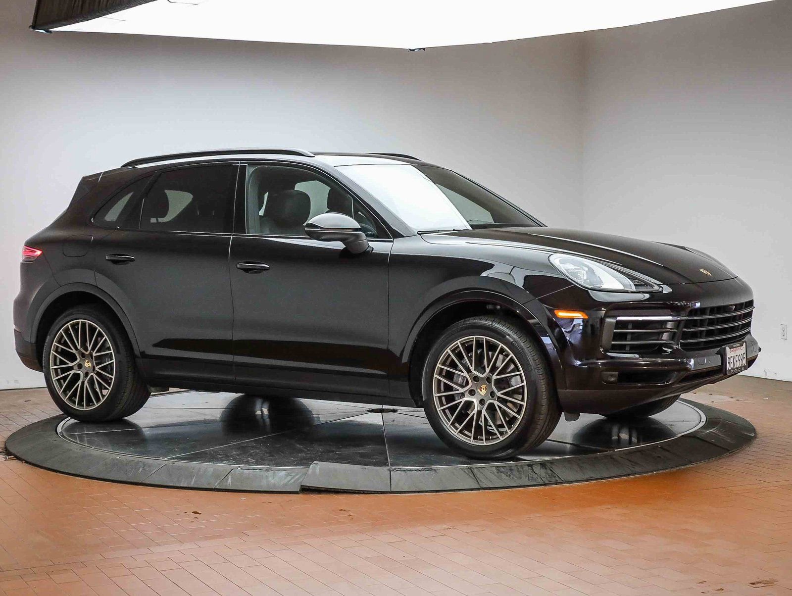 Certified 2023 Porsche Cayenne Platinum Edition image 15