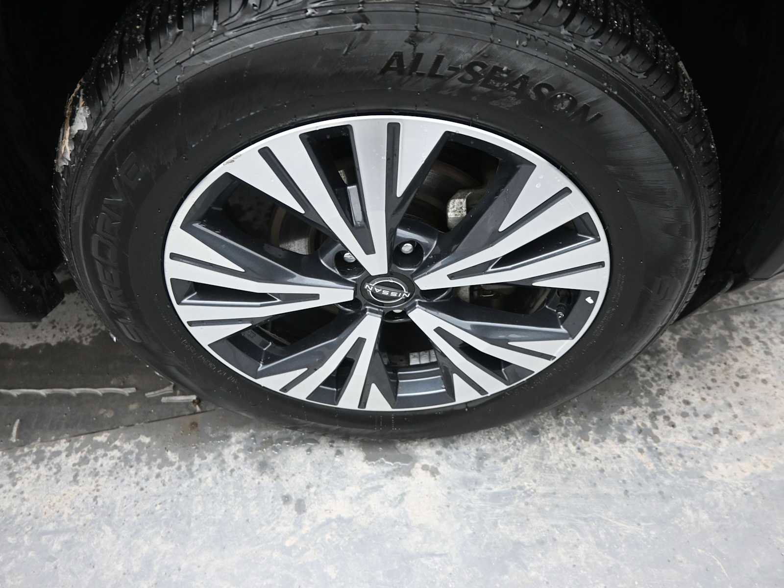 Used 2023 Nissan Rogue SV image 27