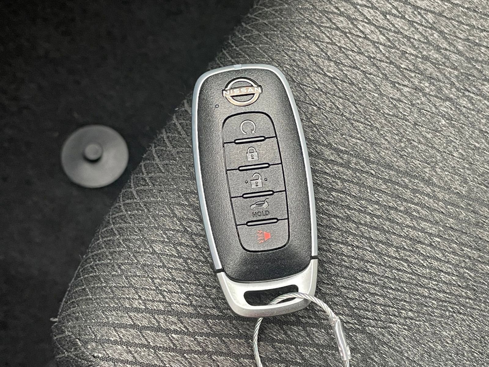 Used 2025 Nissan Rogue SV image 27