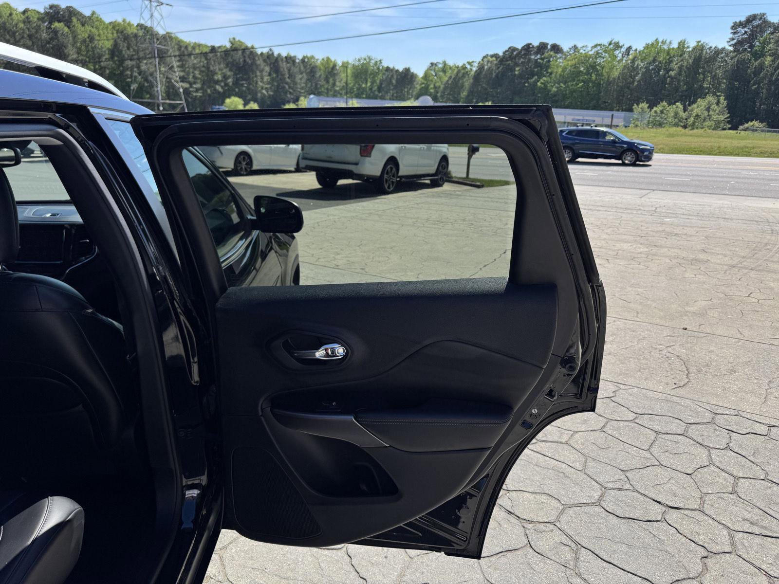 Used 2019 Jeep Cherokee Limited image 15