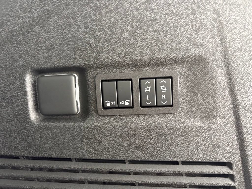 Used 2023 Chevrolet Suburban Premier AWD/4WD image 52