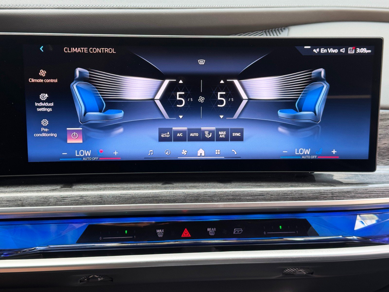 Used 2024 BMW i7 xDrive60 w/ Premium Package AWD/4WD image 26