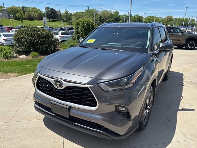 Used 2021 Toyota Highlander XLE AWD/4WD image 2