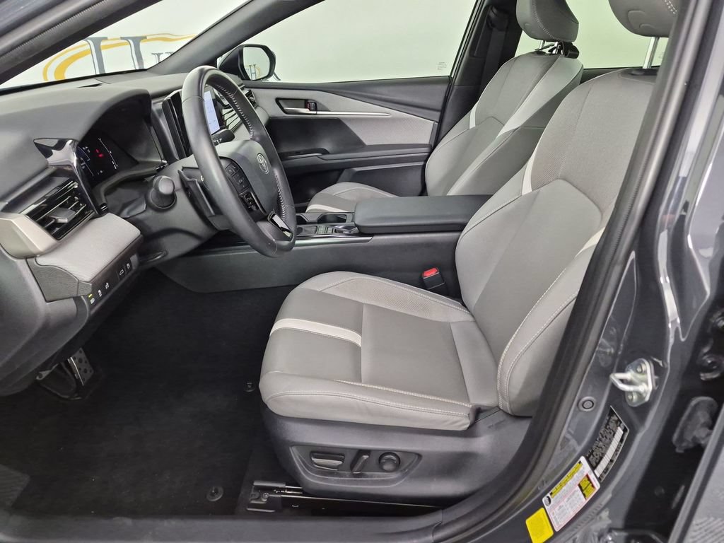 Used 2025 Toyota Camry SE FWD image 16