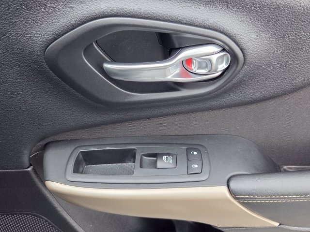 Used 2018 Jeep Cherokee Latitude FWD image 14