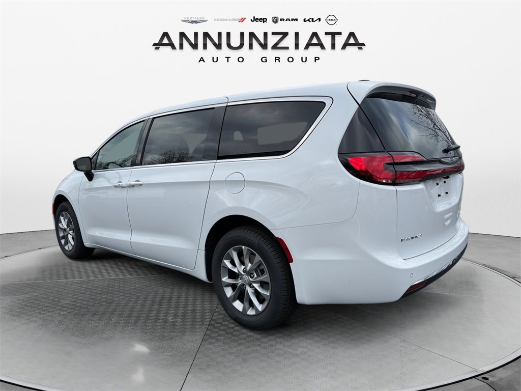 New 2026 Chrysler Pacifica Select image 3