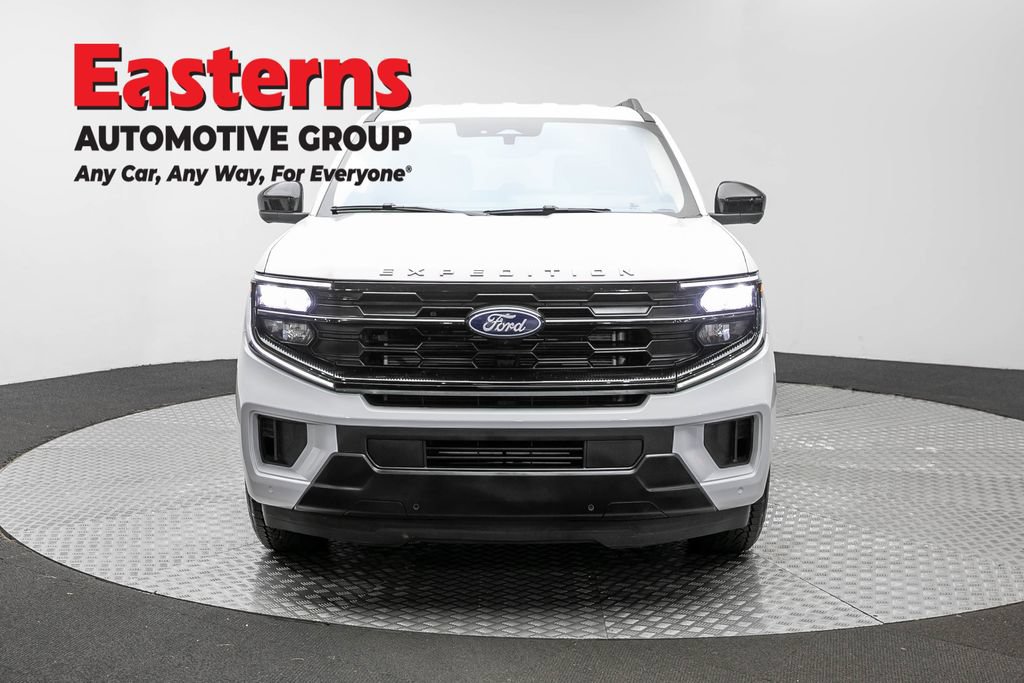 Used 2025 Ford Expedition Active AWD/4WD image 2