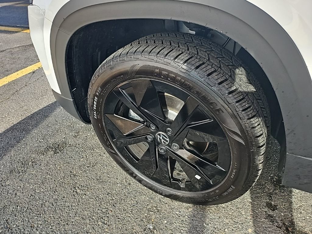 Certified 2025 Volkswagen Taos SE image 15