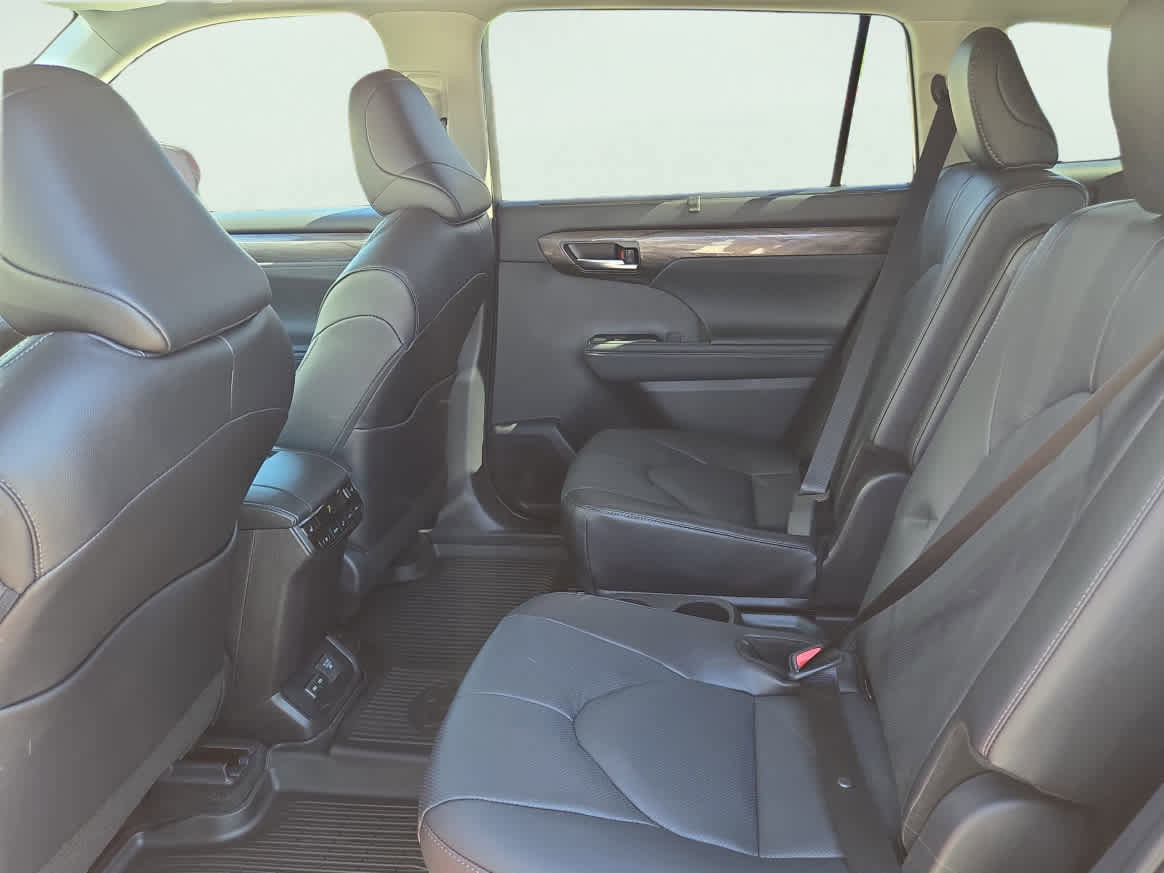 New 2026 Toyota Highlander Platinum AWD/4WD image 18