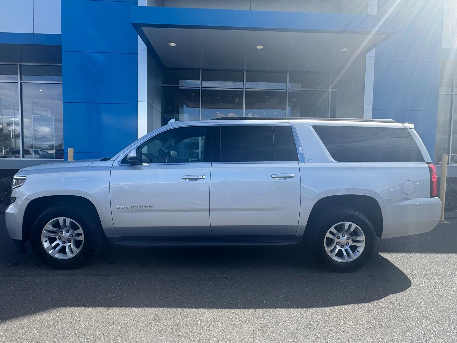 Used 2018 Chevrolet Suburban LT image 3
