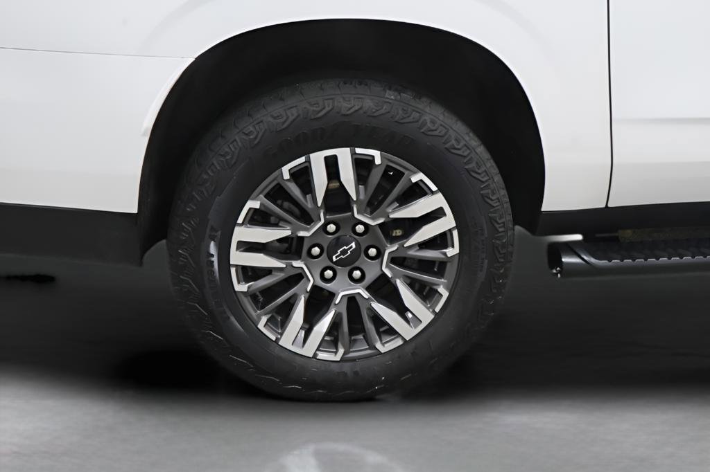 Used 2025 Chevrolet Suburban Z71 image 32
