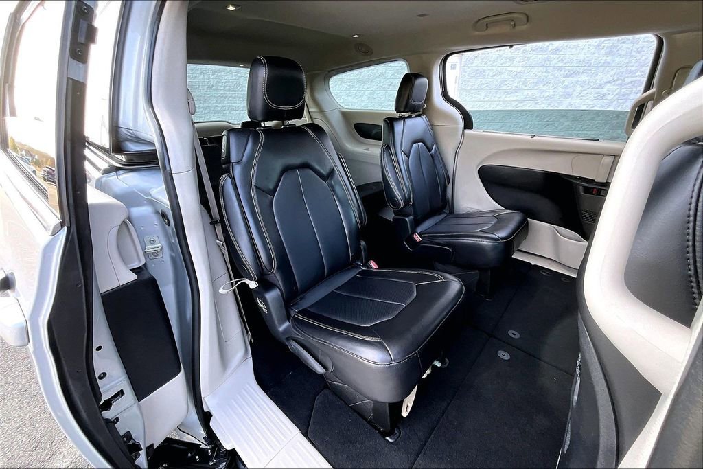 Used 2024 Chrysler Pacifica Touring-L FWD image 19