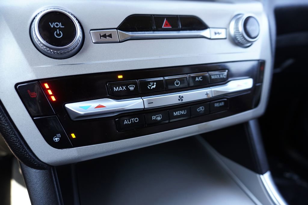 Used 2022 Ford Explorer XLT w/ Equipment Group 202A image 18