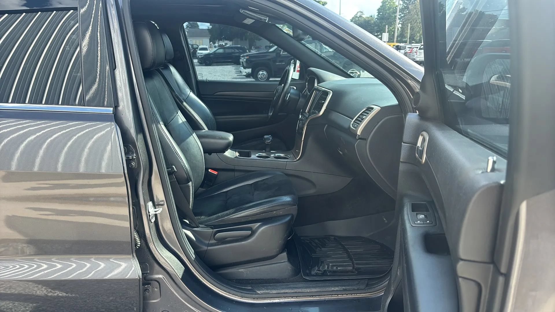 Used 2015 Jeep Grand Cherokee Altitude AWD/4WD image 16