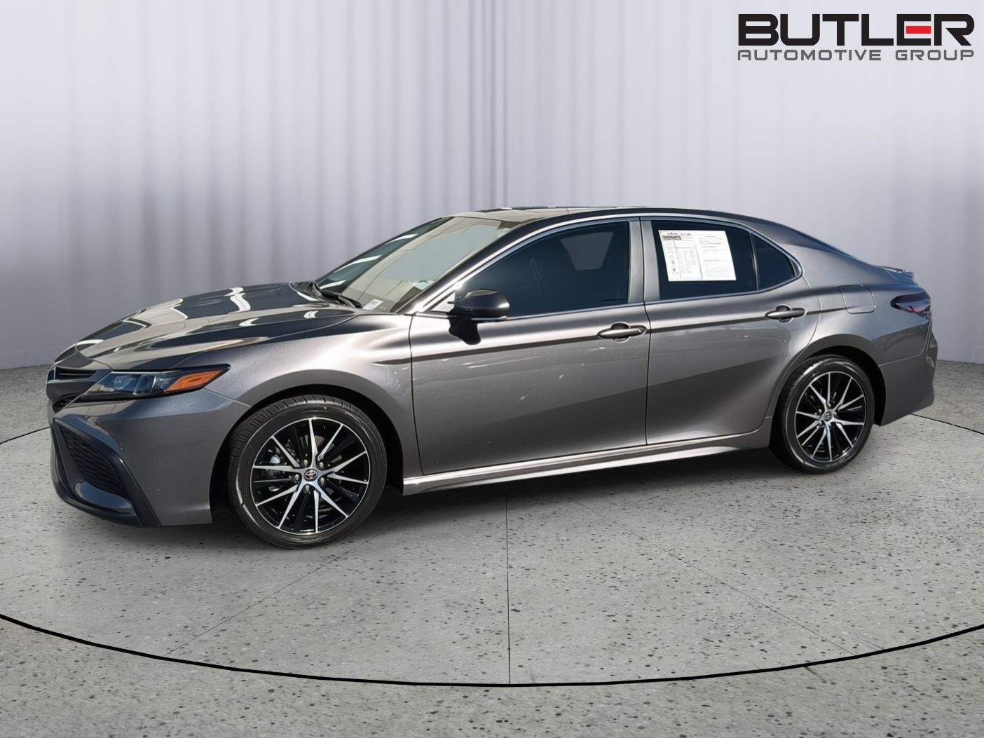 Used 2023 Toyota Camry SE FWD image 3