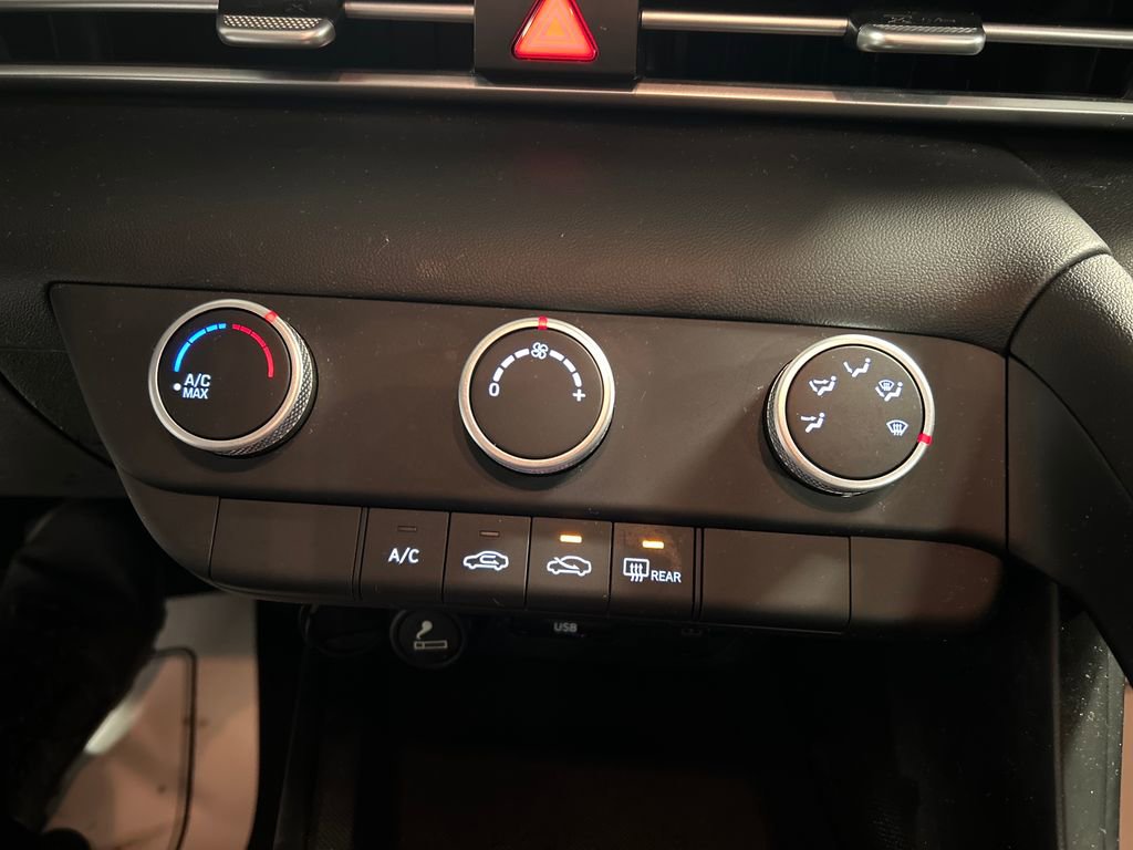 Used 2025 Hyundai Elantra SE image 17