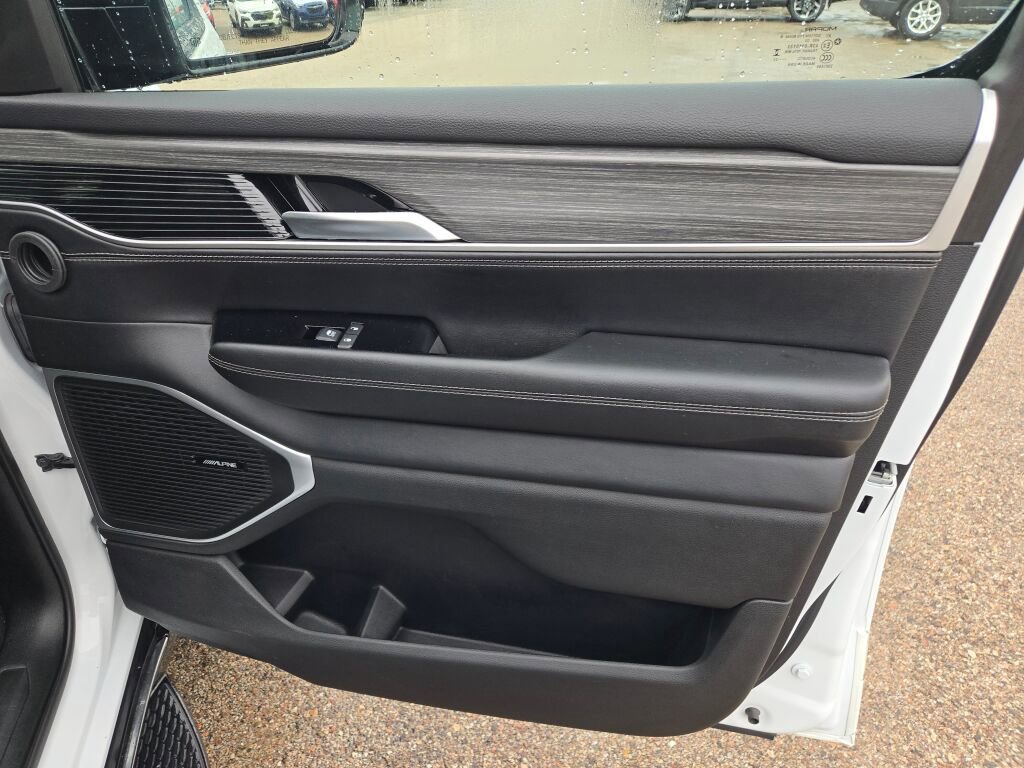 Used 2023 Jeep Wagoneer Series III w/ Preferred Equipment Group image 5