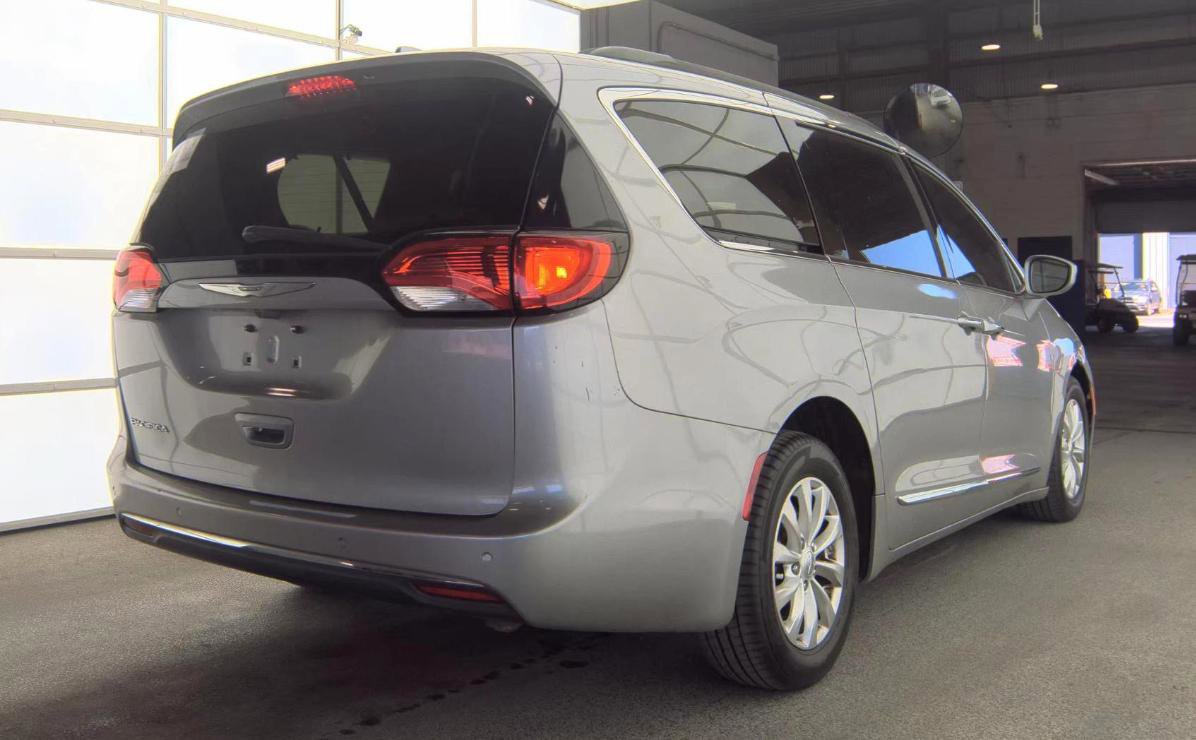 Used 2017 Chrysler Pacifica Touring-L FWD image 4