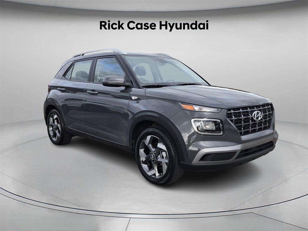 Certified 2025 Hyundai Venue SEL image 9