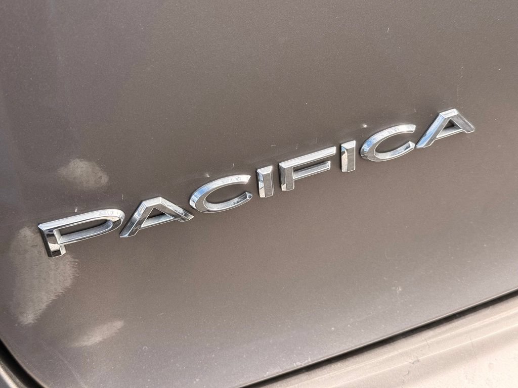Used 2017 Chrysler Pacifica Touring w/ Tire & Wheel Group FWD image 9