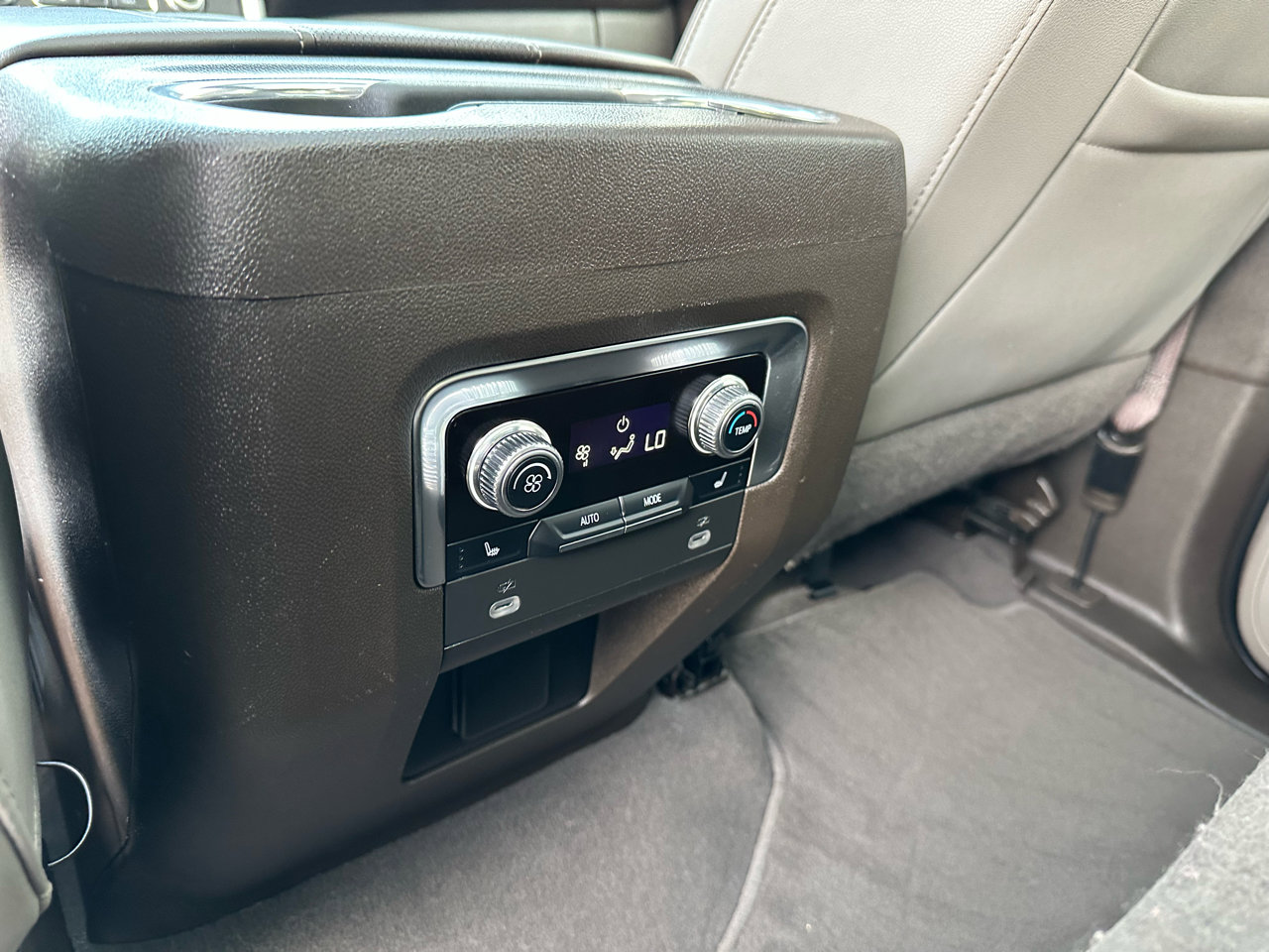 Used 2023 GMC Yukon XL SLT w/ SLT Luxury Package image 15