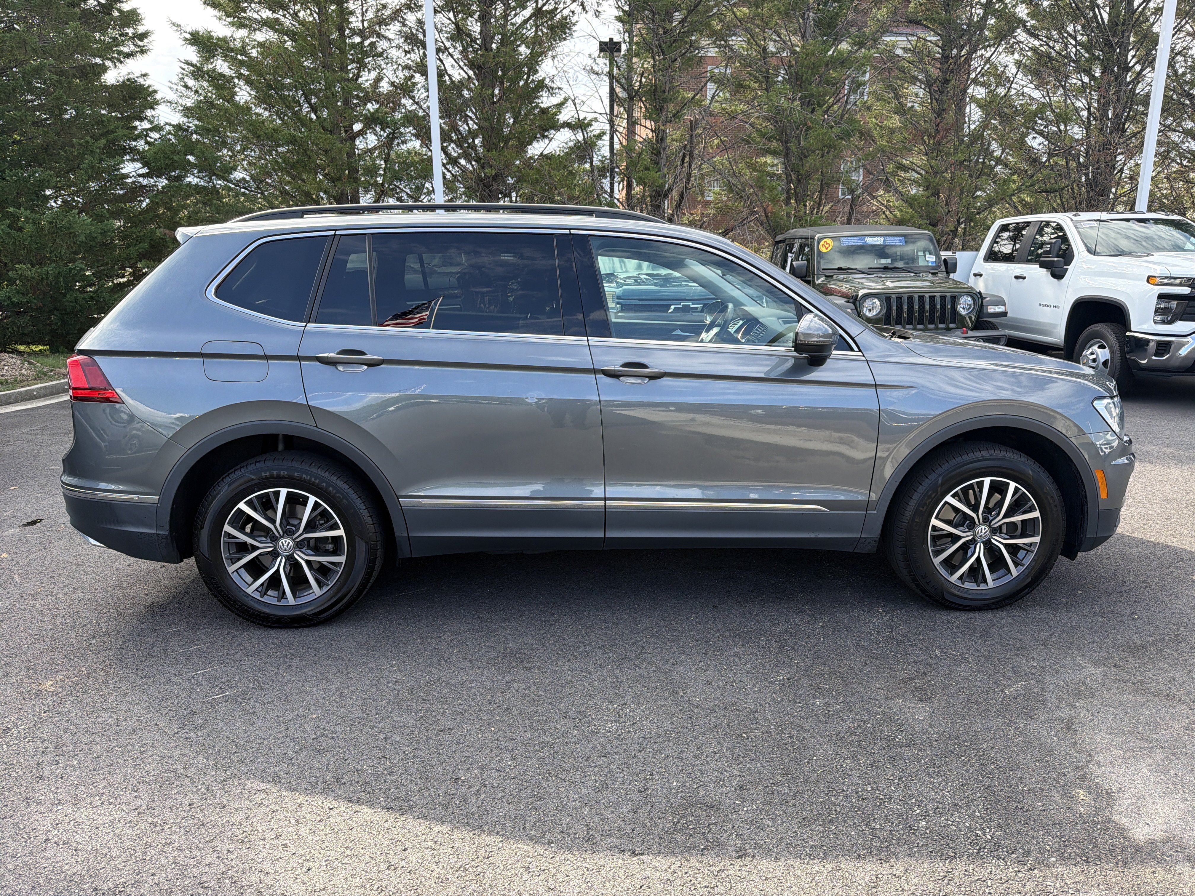 Used 2020 Volkswagen Tiguan SE w/ Panoramic Sunroof Package FWD image 10