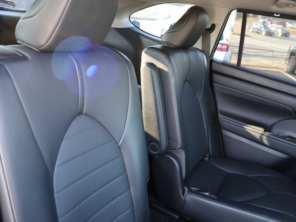 Used 2020 Toyota Highlander XLE image 12
