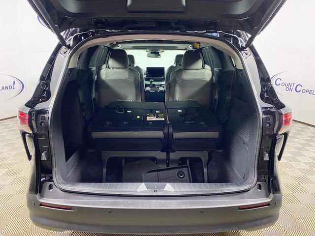 Used 2025 Toyota Sienna XLE AWD/4WD image 6