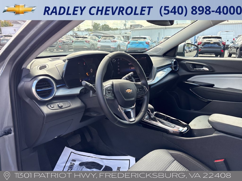 Used 2025 Chevrolet Trax LT w/ LT Convenience Package FWD image 4