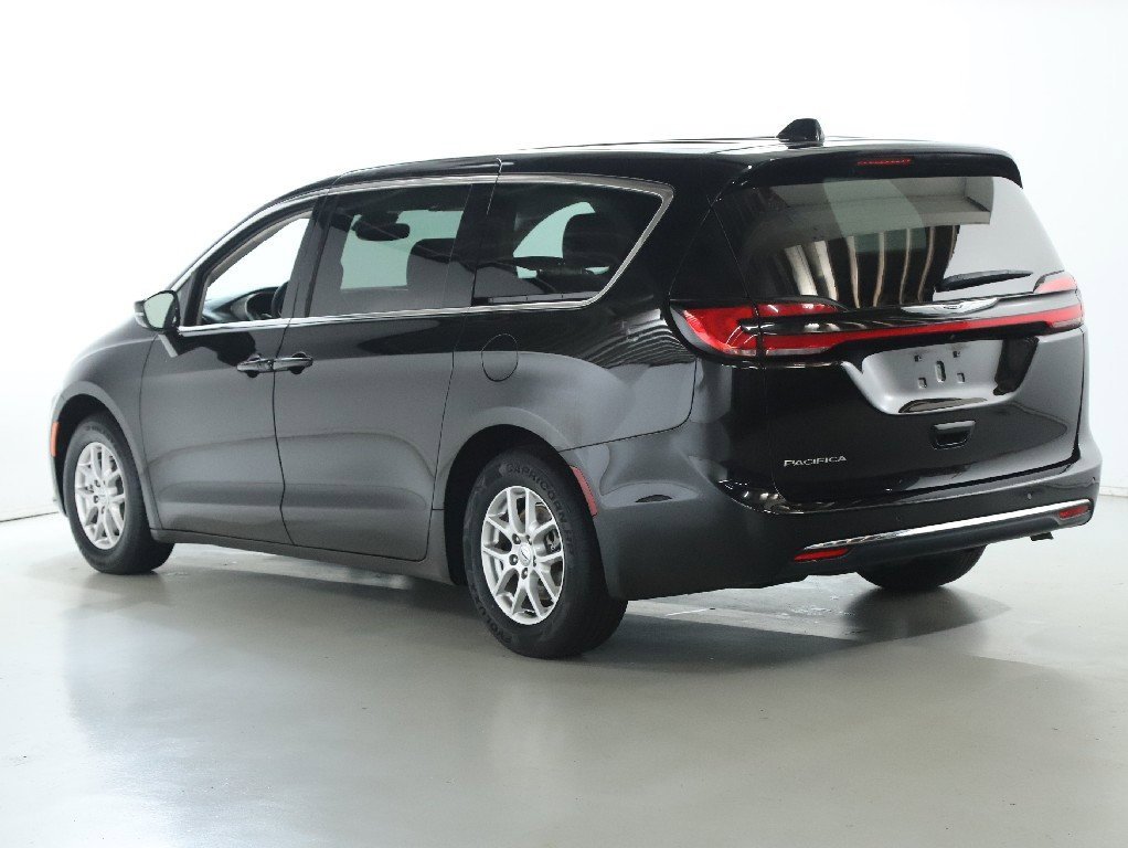 Used 2024 Chrysler Pacifica Touring-L image 40