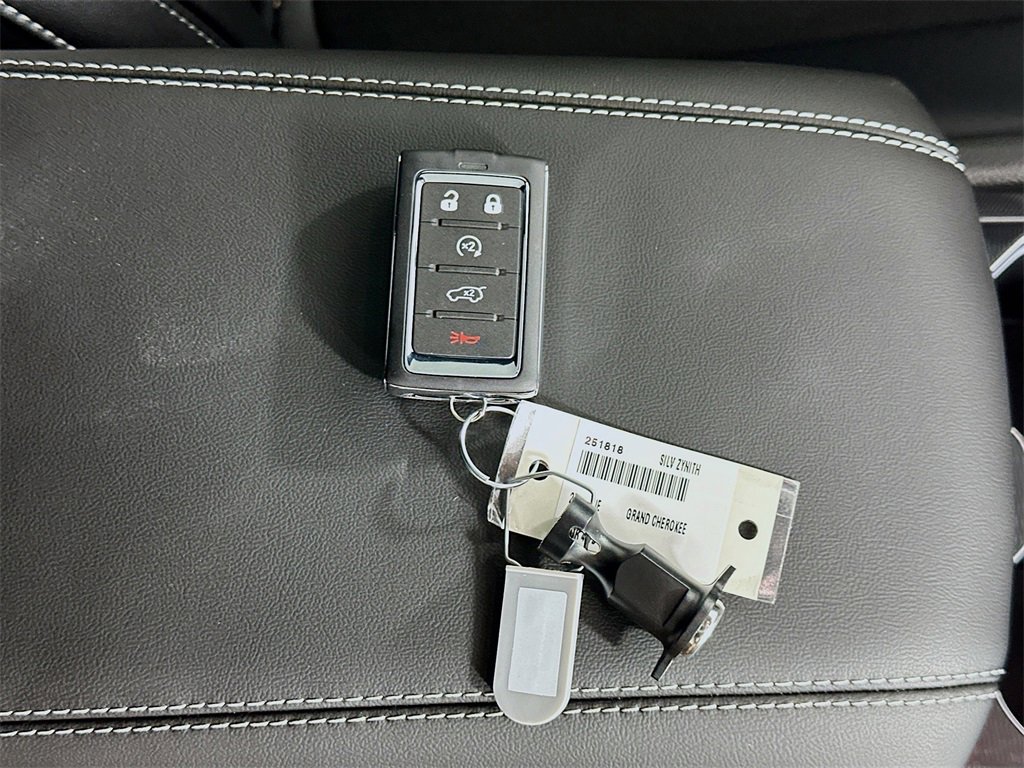 New 2025 Jeep Grand Cherokee Altitude image 20