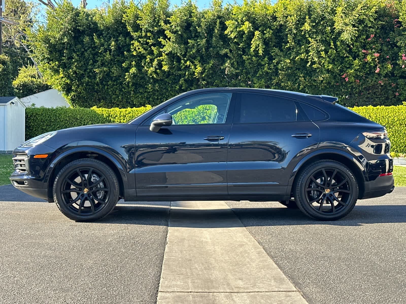 Certified 2023 Porsche Cayenne Platinum Edition w/ Towing Package w/o Tow Ball image 2